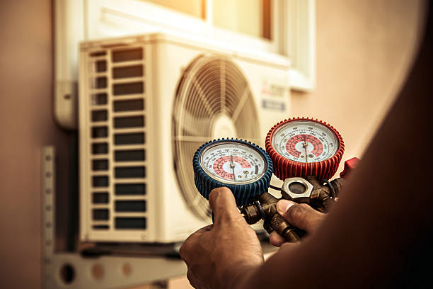 Professional Hvac technician working in Skidmore, TX